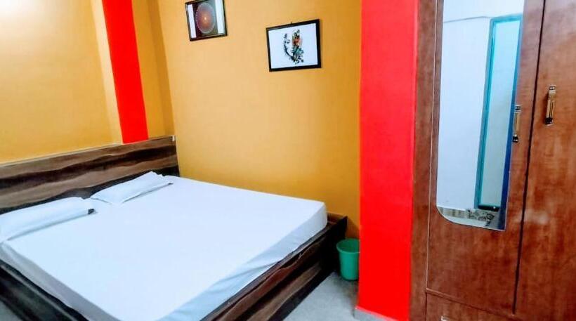 בית מלון כפרי The Rajkhowa Palace