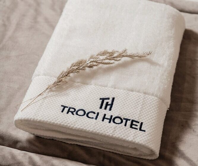 فندق Troci