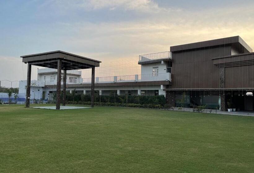 فندق Zoravar Farms