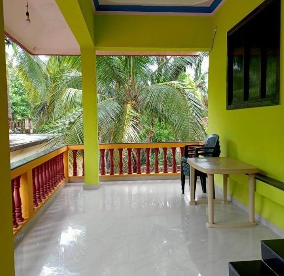 بنسيون Aana Guest House Shiroda