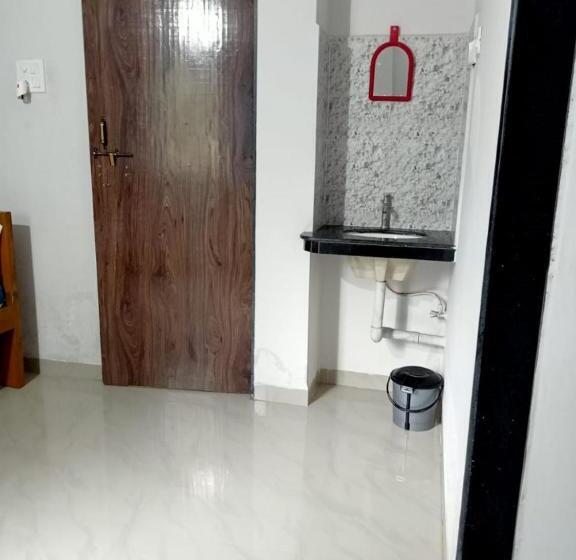 بنسيون Aana Guest House Shiroda