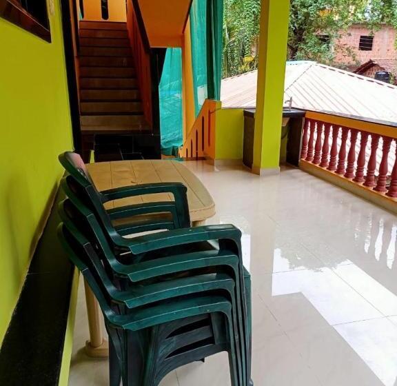 بنسيون Aana Guest House Shiroda