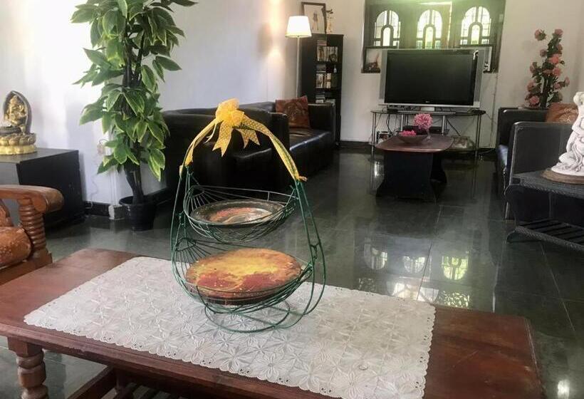 Пансион Kingz And Queenz Negombo