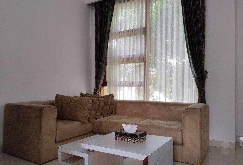 Пансион Twin Guest House Grand Wisata