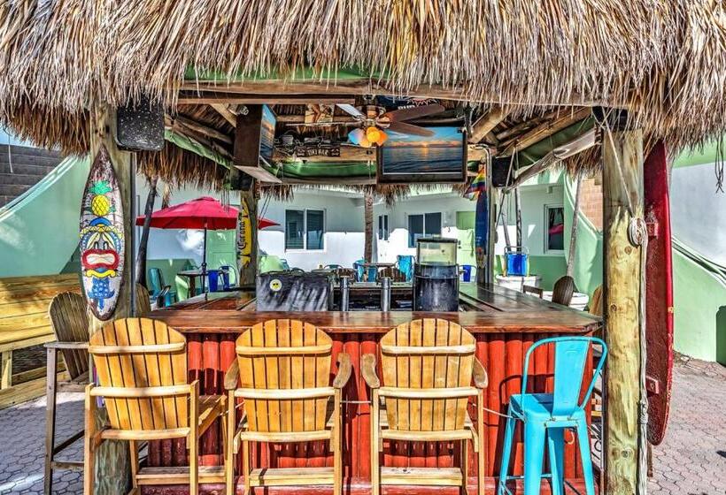 Walkabout 5 Retro Hotel On The Beach With Live Music And A Bar