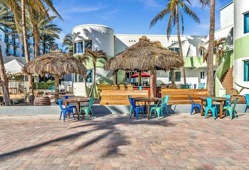 Walkabout 5 Retro Hotel On The Beach With Live Music And A Bar