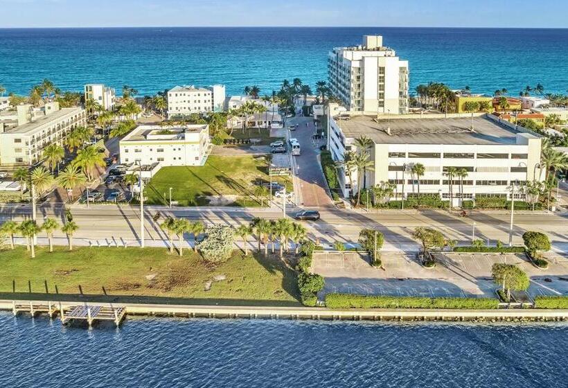 Walkabout 5 Retro Hotel On The Beach With Live Music And A Bar