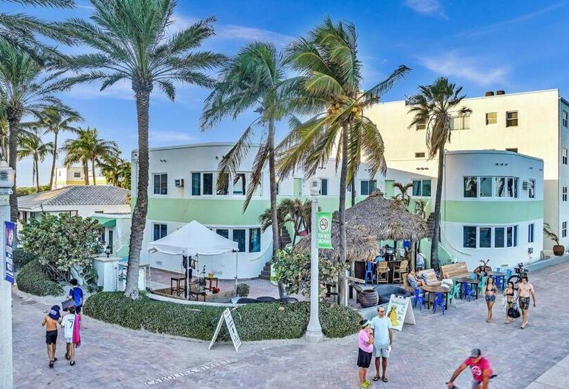 Walkabout 5 Retro Hotel On The Beach With Live Music And A Bar