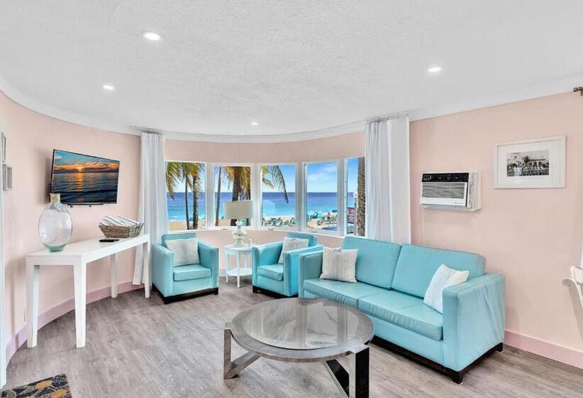 Walkabout 5 Retro Hotel On The Beach With Live Music And A Bar