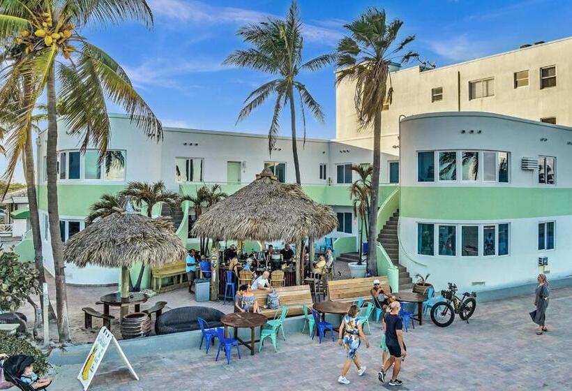 Walkabout 5 Retro Hotel On The Beach With Live Music And A Bar