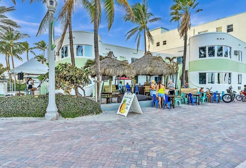 Walkabout 5 Retro Hotel On The Beach With Live Music And A Bar