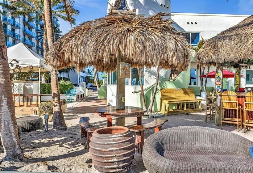 Walkabout 5 Retro Hotel On The Beach With Live Music And A Bar