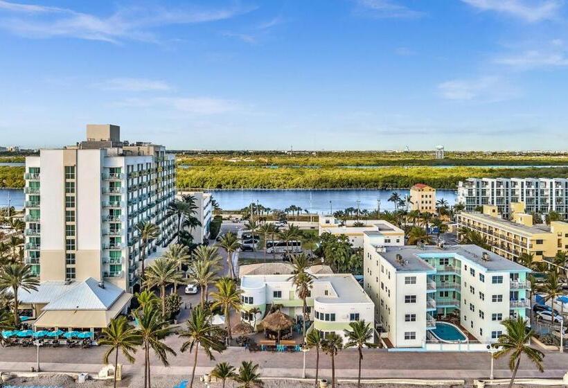 Walkabout 5 Retro Hotel On The Beach With Live Music And A Bar