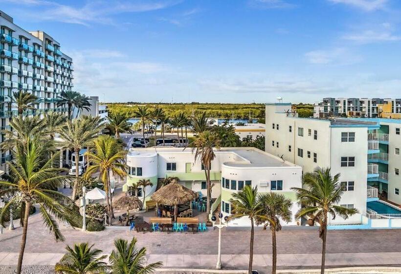 Walkabout 5 Retro Hotel On The Beach With Live Music And A Bar