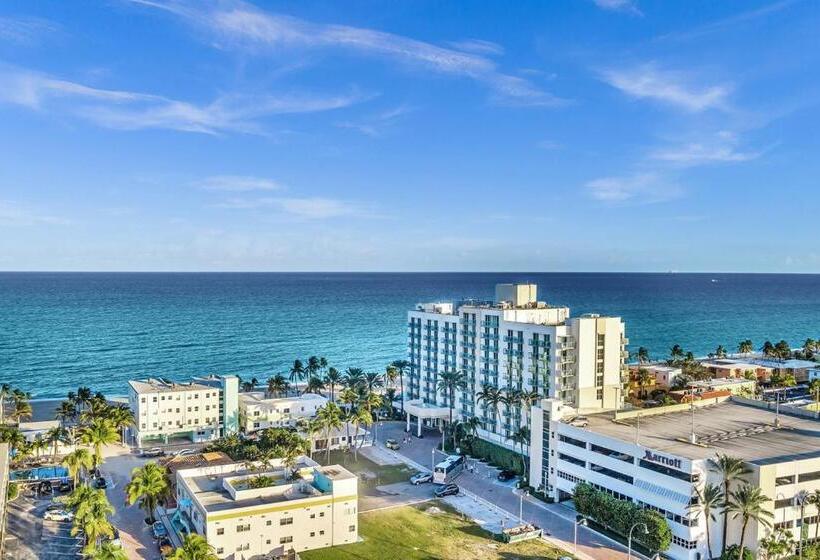 Walkabout 5 Retro Hotel On The Beach With Live Music And A Bar