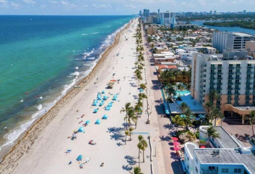 Walkabout 5 Retro Hotel On The Beach With Live Music And A Bar