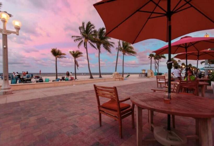 Walkabout 5 Retro Hotel On The Beach With Live Music And A Bar