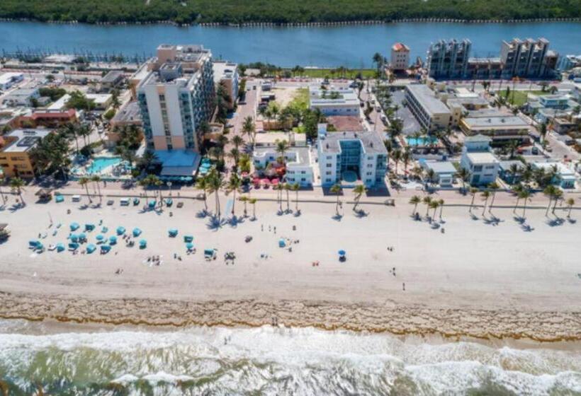 Walkabout 5 Retro Hotel On The Beach With Live Music And A Bar