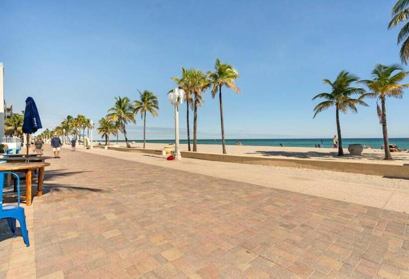 Walkabout 5 Retro Hotel On The Beach With Live Music And A Bar