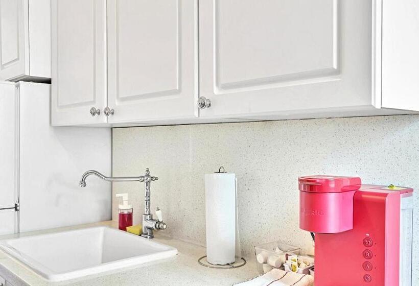 Walkabout 5 Retro Hotel On The Beach With Live Music And A Bar