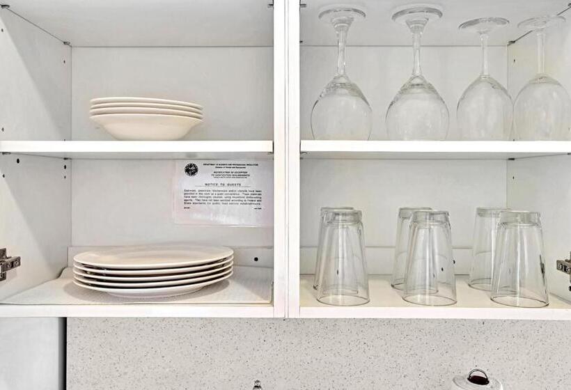 Walkabout 5 Retro Hotel On The Beach With Live Music And A Bar