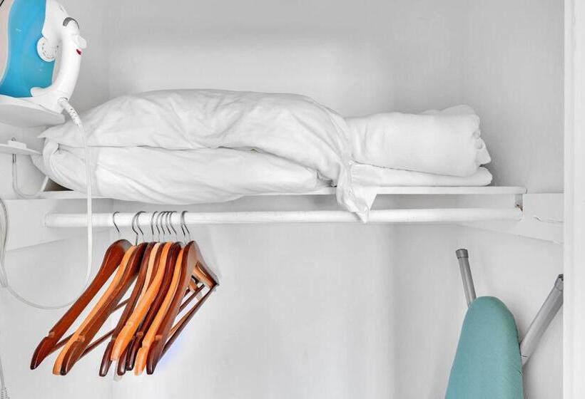 Walkabout 5 Retro Hotel On The Beach With Live Music And A Bar