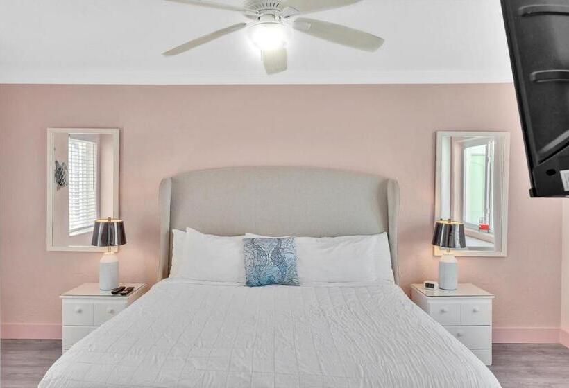 Walkabout 5 Retro Hotel On The Beach With Live Music And A Bar