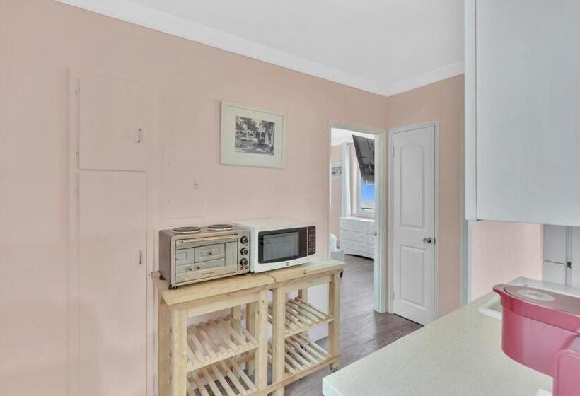 Walkabout 5 Retro Hotel On The Beach With Live Music And A Bar