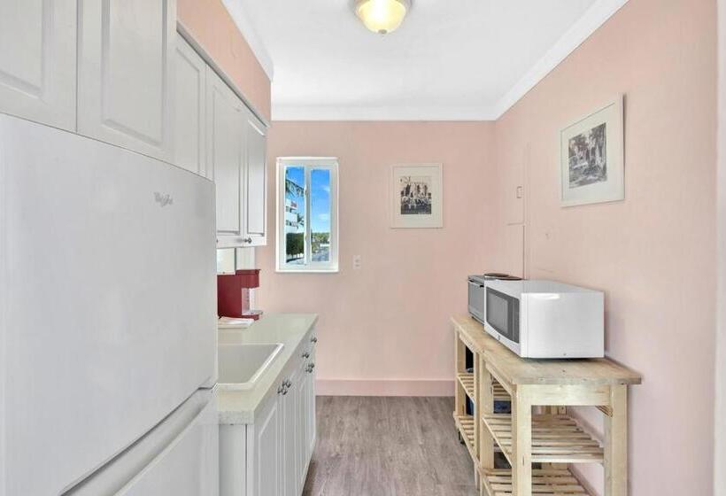 Walkabout 5 Retro Hotel On The Beach With Live Music And A Bar