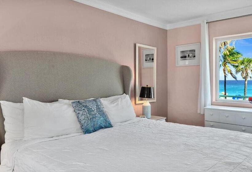 Walkabout 5 Retro Hotel On The Beach With Live Music And A Bar