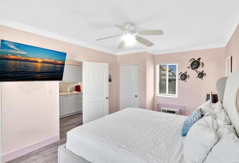 Walkabout 5 Retro Hotel On The Beach With Live Music And A Bar