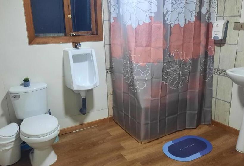 הוסטל Hostal Nuria