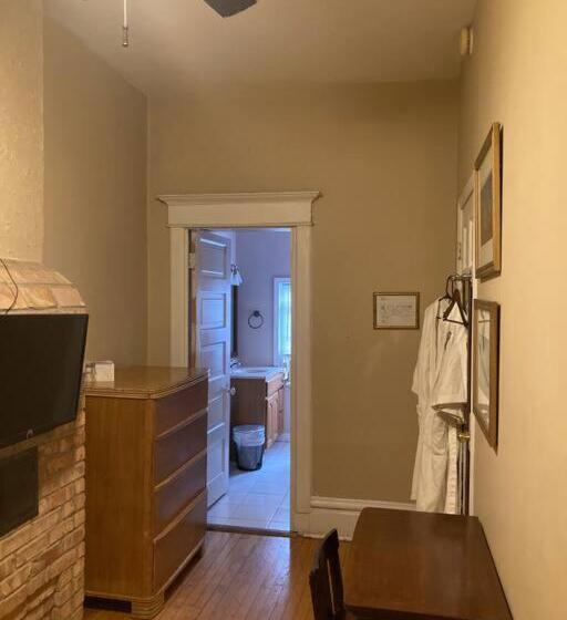 تختخواب و صبحانه Queen Bed With Private Bathroom In Lakeview   2e