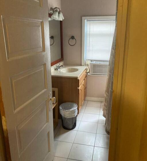 تختخواب و صبحانه Queen Bed With Private Bathroom In Lakeview   2e