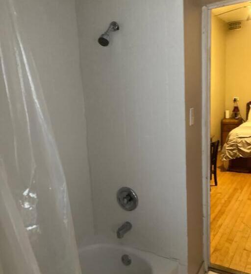 تختخواب و صبحانه Queen Bed With Private Bathroom In Lakeview   2e