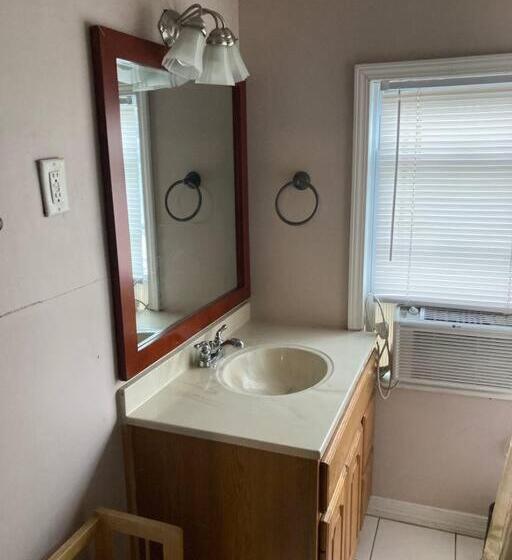 تختخواب و صبحانه Queen Bed With Private Bathroom In Lakeview   2e