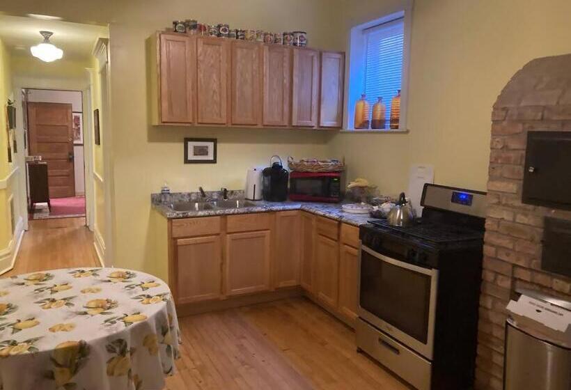 تختخواب و صبحانه Queen Bed With Private Bathroom In Lakeview   2e