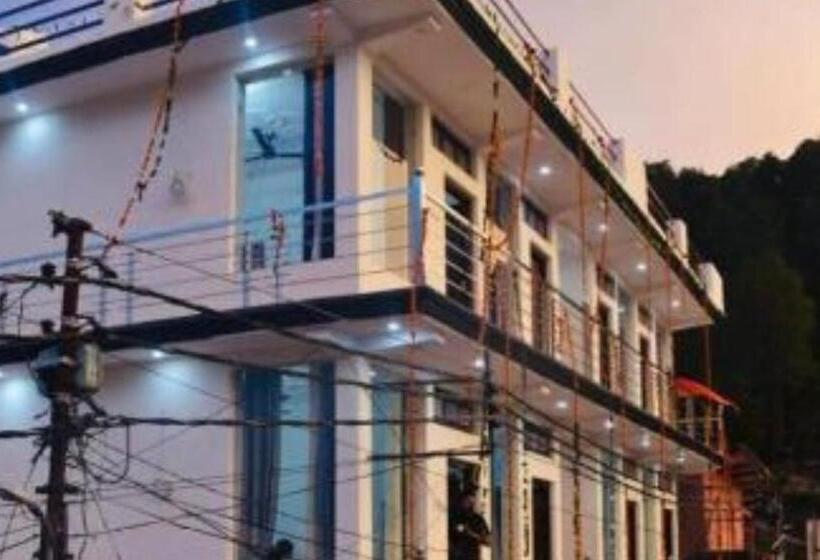 צימר Village Inn By Stayapart