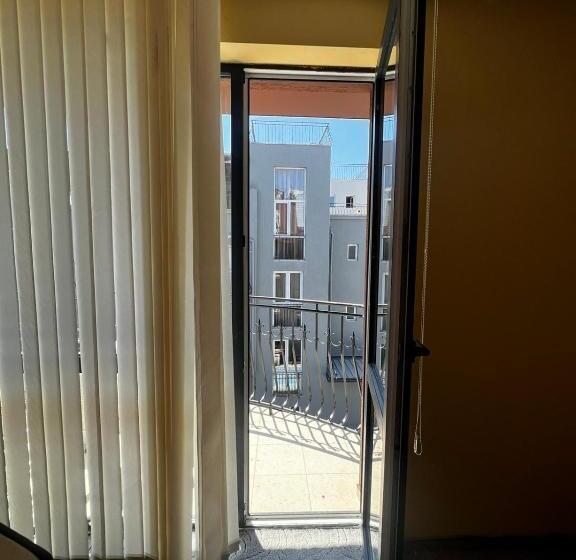 هتل Adeti Residence