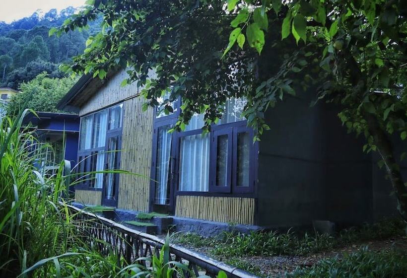 בית מלון כפרי Arahnyam Pool Side Cafe & Resort