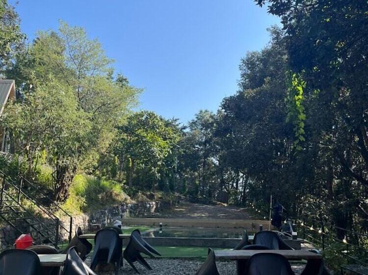 בית מלון כפרי Arahnyam Pool Side Cafe & Resort