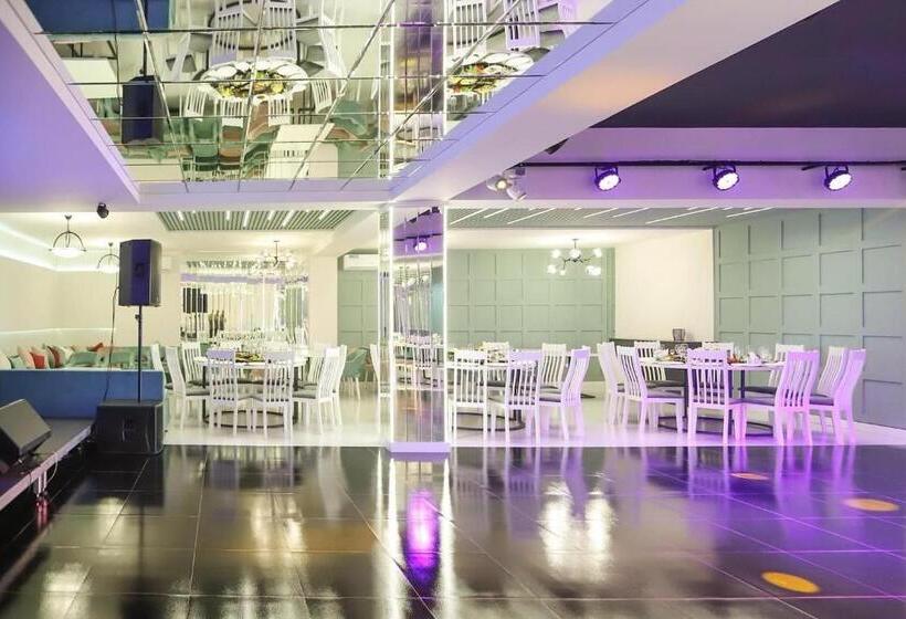 Отель Continental New