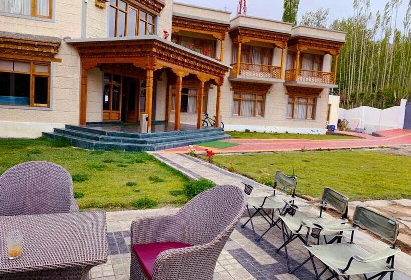 Отель Niran Boutique