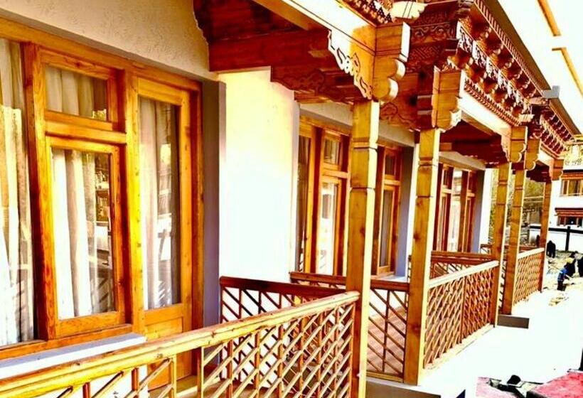 Отель Niran Boutique