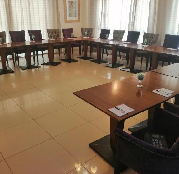 Отель Okavango Roadside Guesthouse