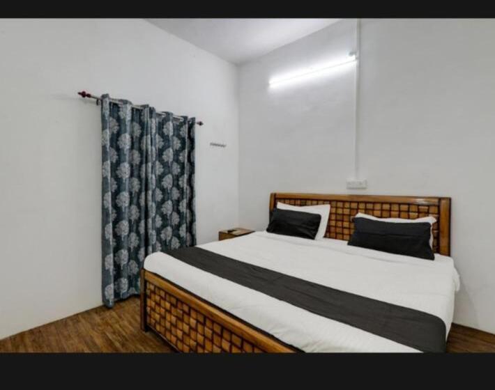 펜션 Chitraa Guest House