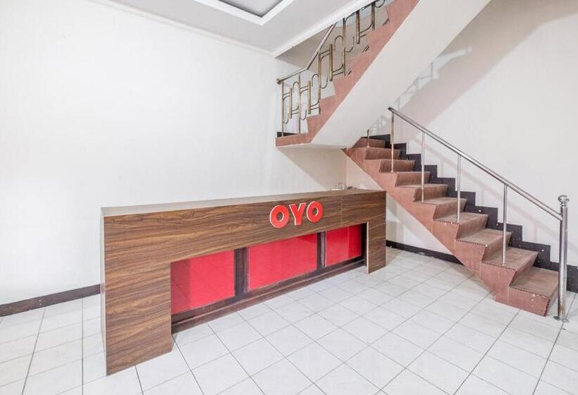 Super Oyo 2703 Hotel Transit 1