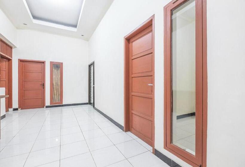 Super Oyo 2703 Hotel Transit 1