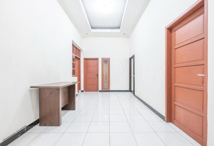 Super Oyo 2703 Hotel Transit 1