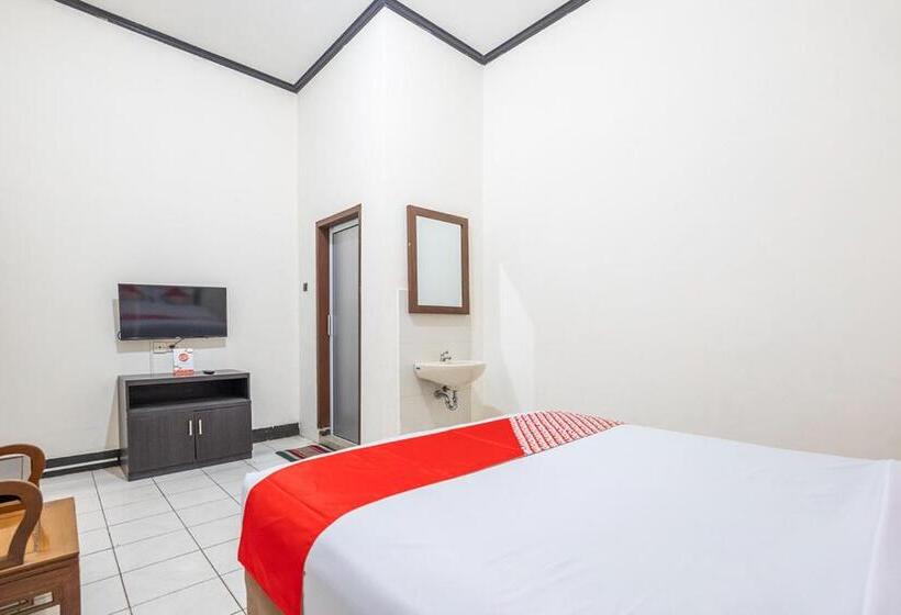 Super Oyo 2703 Hotel Transit 1